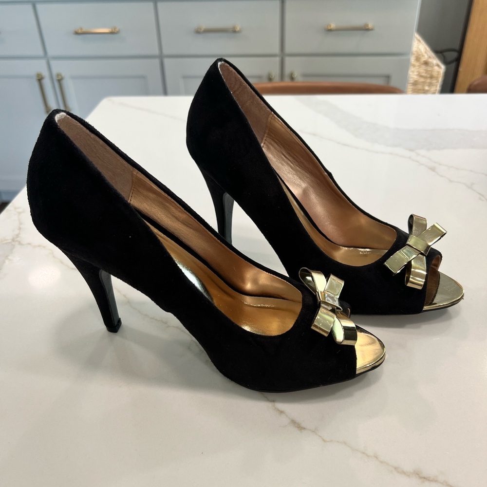 Elegant Black Heels with Gold Bow Detail